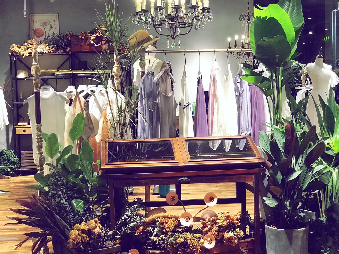 慢生活要领消费的体验生活馆,打造多业态的中国女装独立设计师品牌