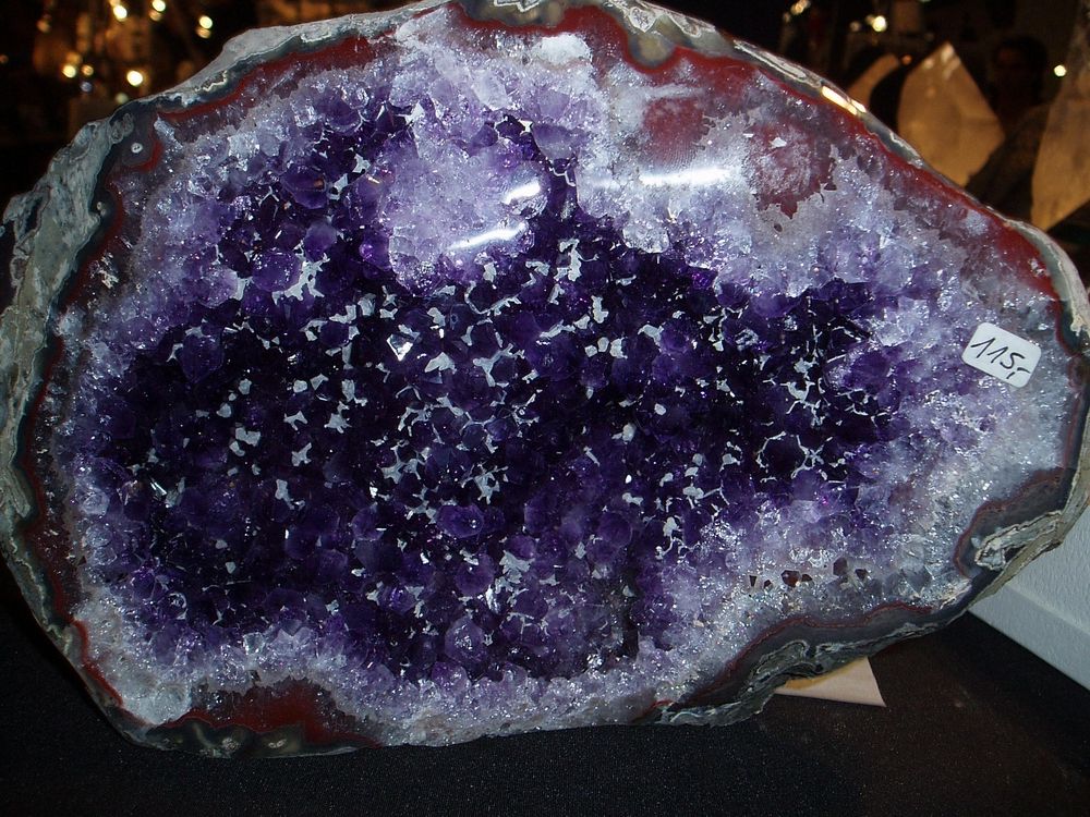 指在矿石或岩石的张开裂隙或空洞内生长着晶形完好的矿物集合体