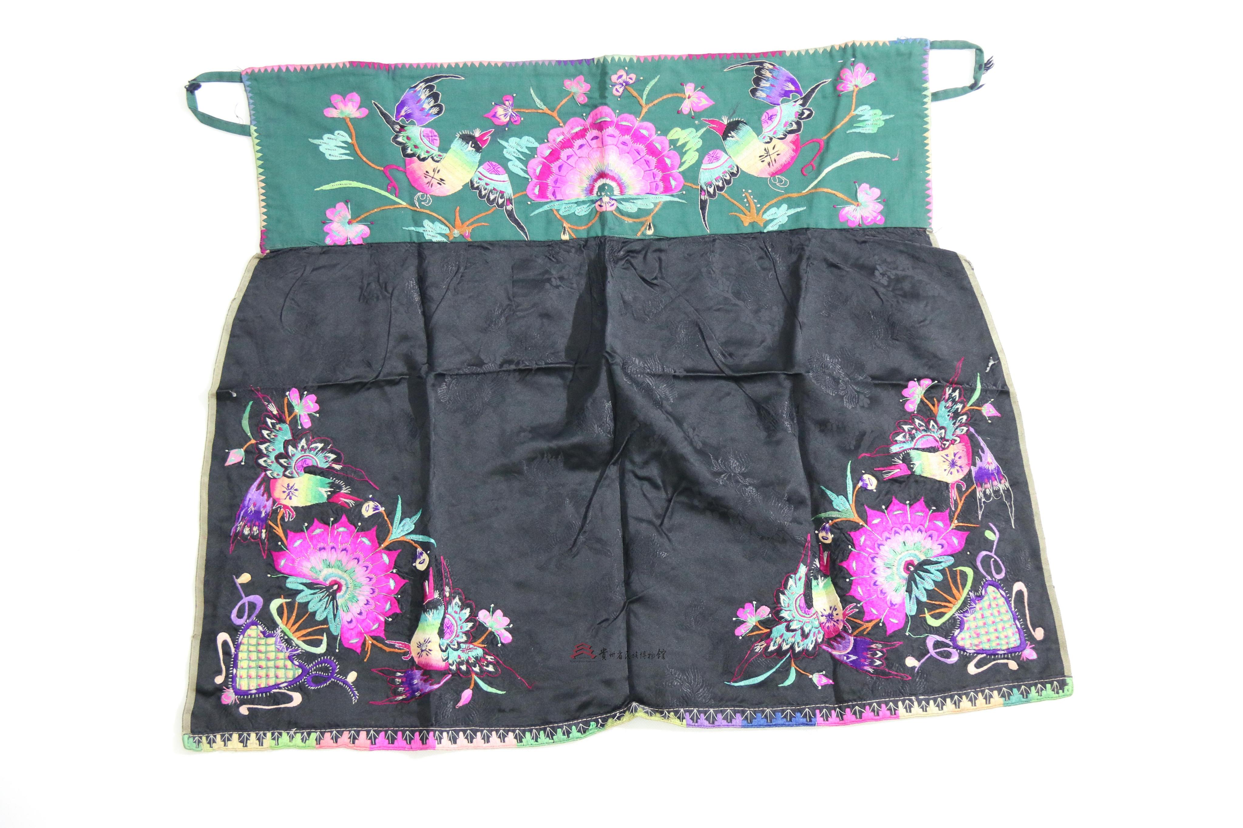 当代松桃苗族黑缎平绣凤纹石榴纹围腰