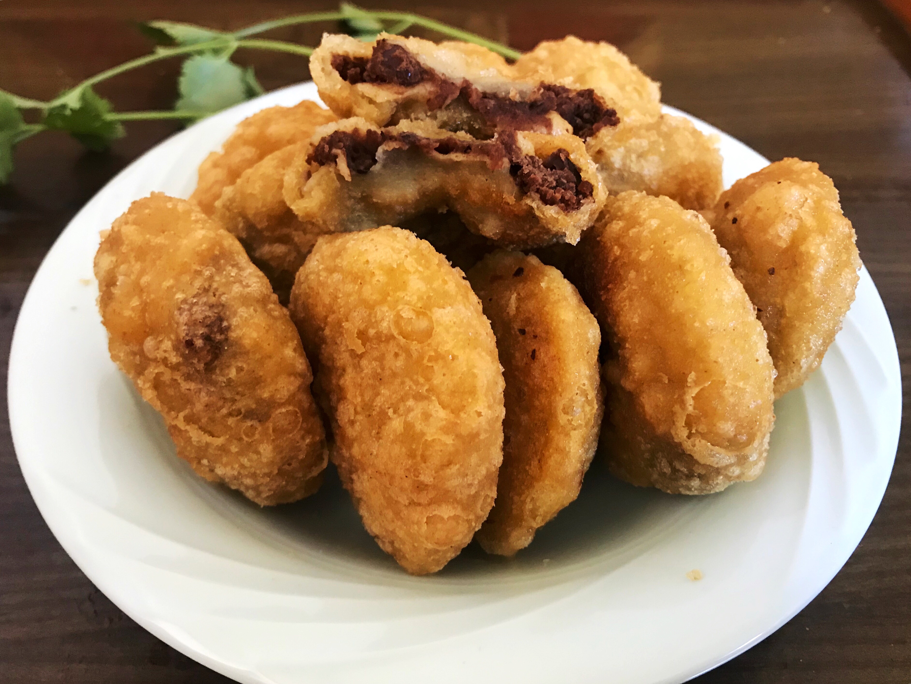 面粉等原料制成的中式小吃,是天津地区著名的传统小吃之一,与 a t