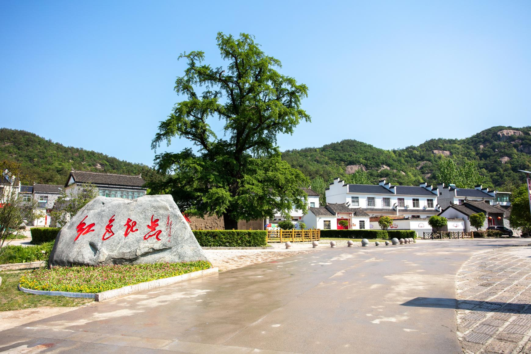  p>何家冲纪念园,位于河南省 a target="_blank" href="/item/罗山县