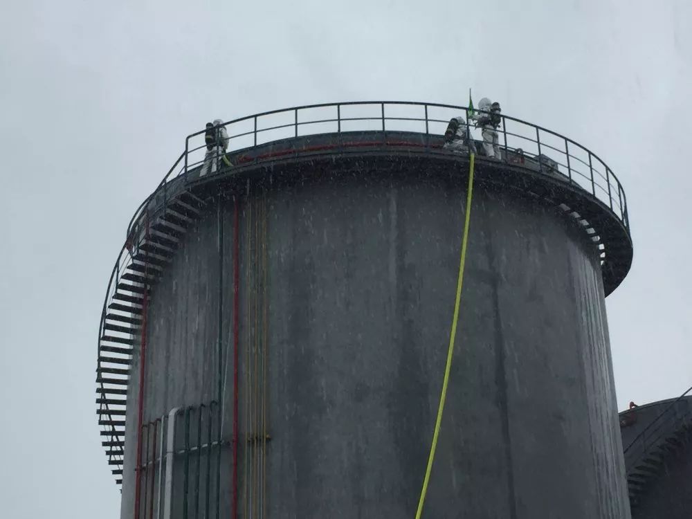  p>储罐的外浮顶,通常用于存储诸如原油,汽油或煤油等有挥发性的石油