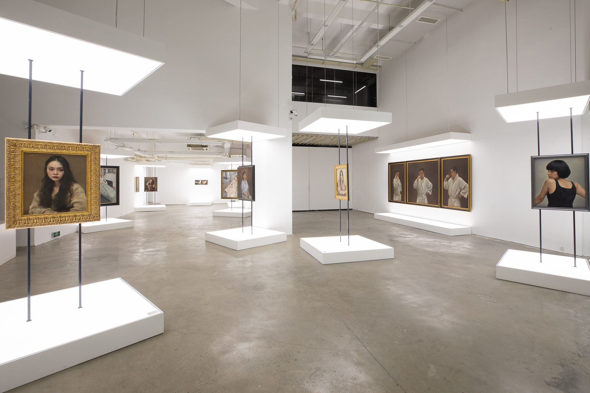 设有艺术作品展示厅,影像资料收藏和放映室