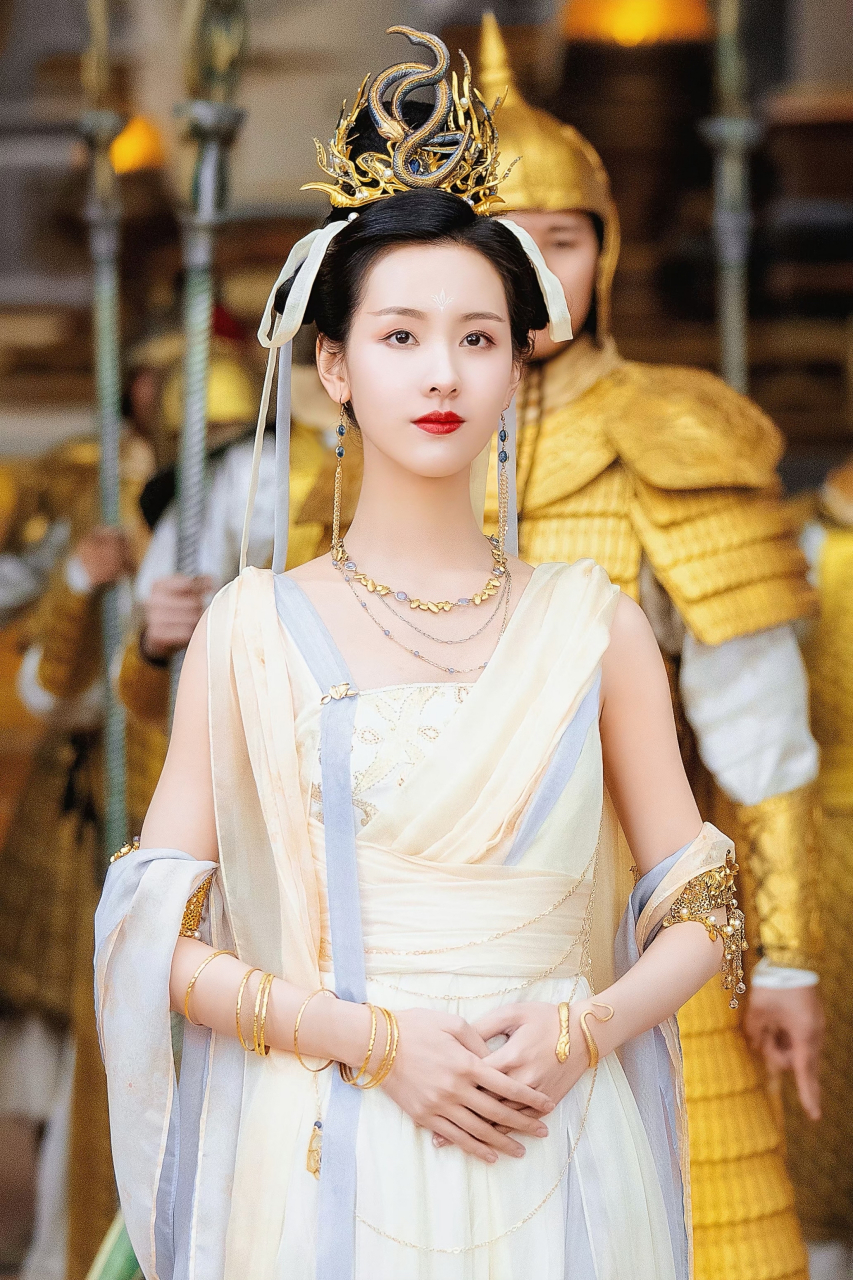 古装仙侠电视剧《长月烬明》以及衍生作品中的角色,由陈都灵饰演