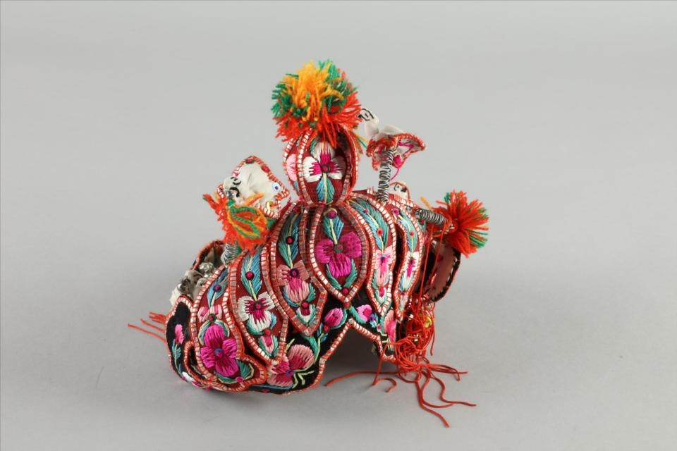 现代白族凤凰布帽