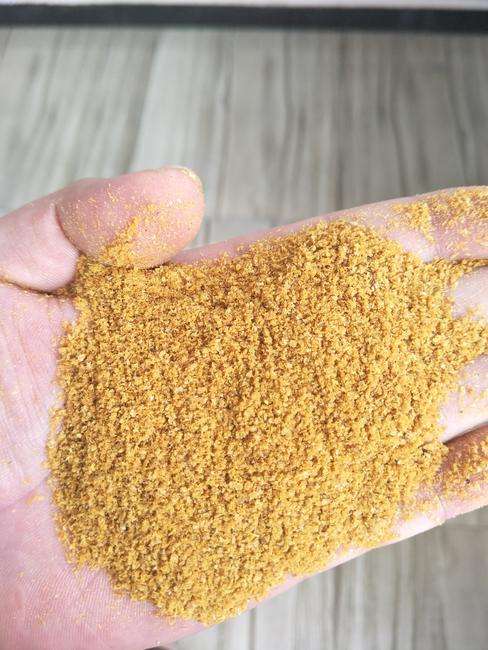  p>玉米酒精糟是酒糟蛋白饲料的商品名,即含有可溶固形物的干酒糟.