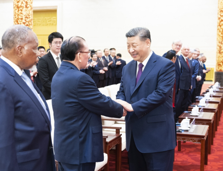 <p>习近平同与会嘉宾亲切交流