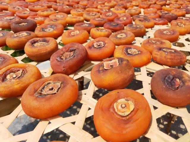  p>柿饼是用柿子人工干燥成的饼状食品,又称干柿,柿干,可用作点心馅.