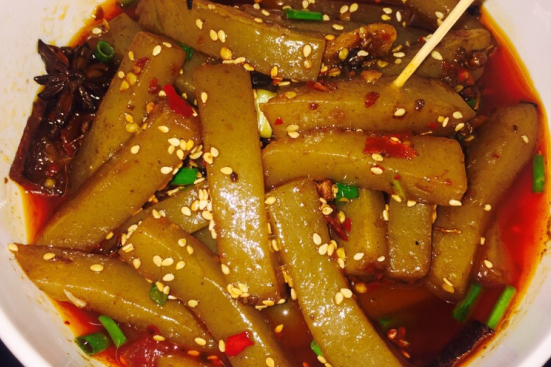  p>麻辣魔芋是由盒装魔芋,辣椒面,花椒,酱油,白糖,青红椒为原料制成的