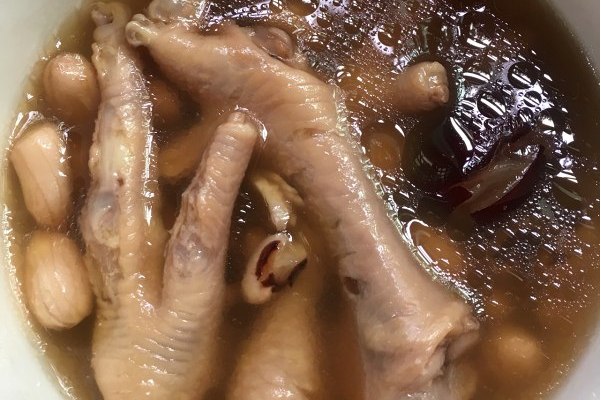 眉豆花生鸡脚煲