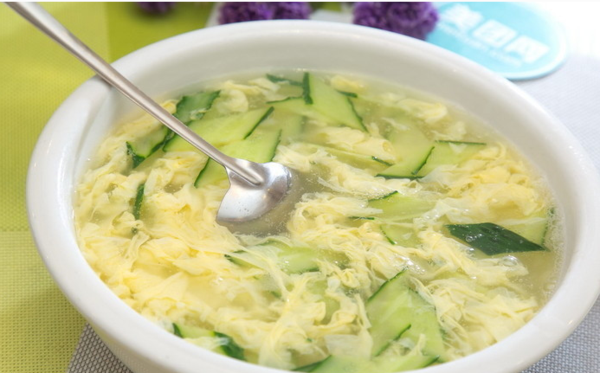  p>鸡蛋瓜片汤是一道美食,制作材料有黄瓜,鸡蛋,胡萝卜等. /p>