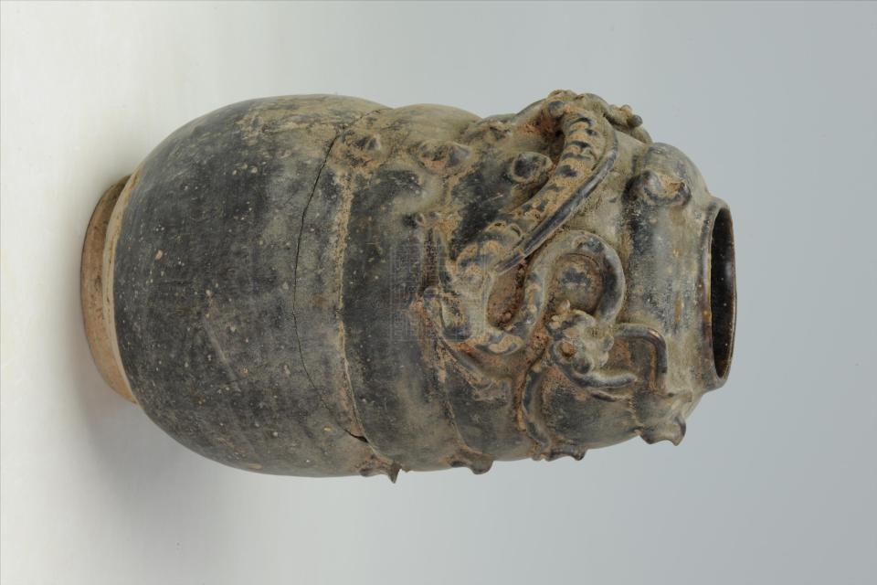 明黑釉贴塑龙纹陶谷仓罐