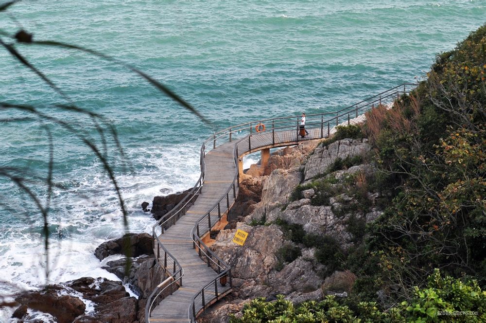  p>盐田海滨栈道是一条位于广东省深圳市盐田区的海滨绿道,全长19.