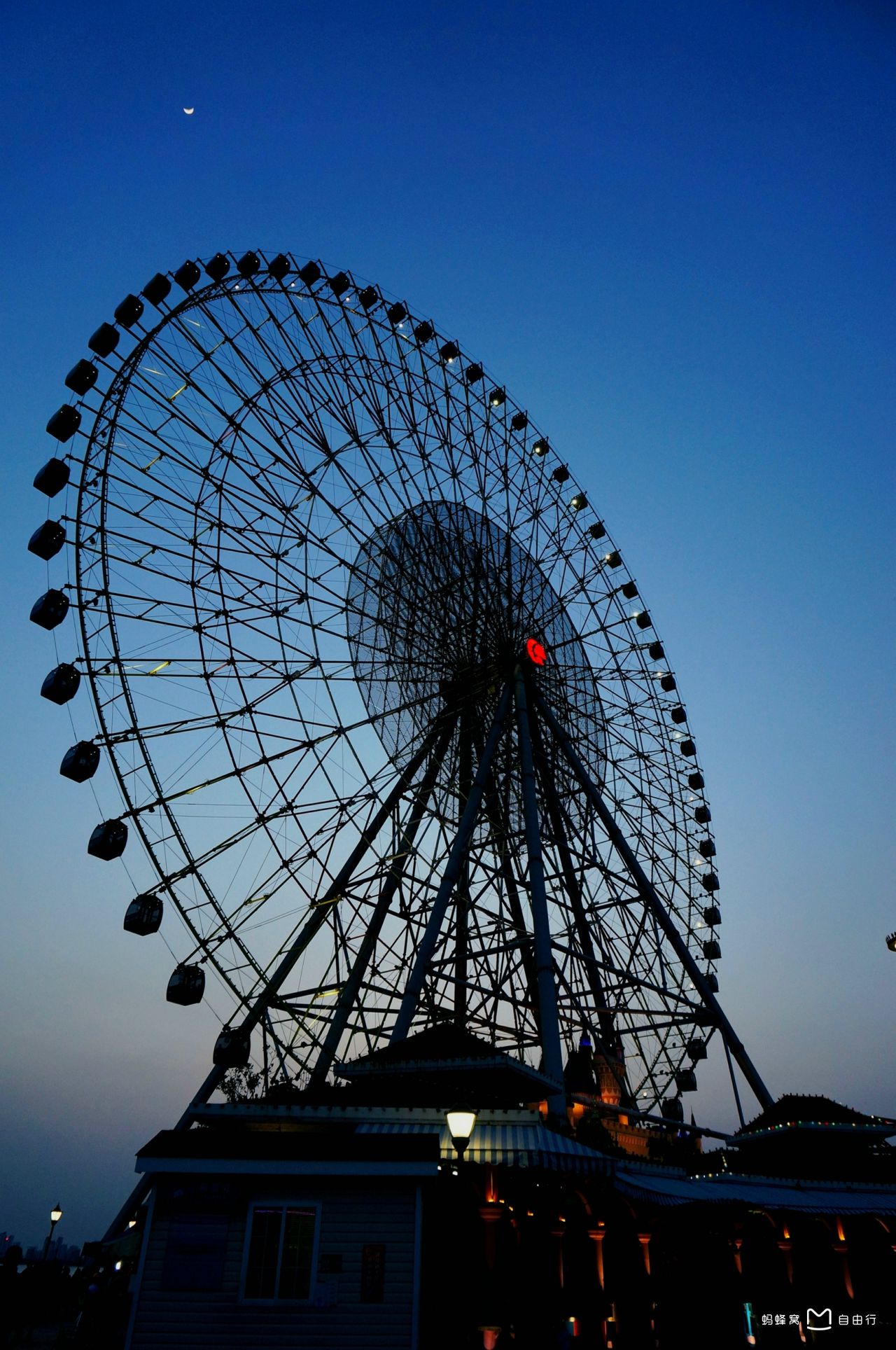  p>苏州摩天轮主题公园位于苏州园区现代休闲广场南侧, a target="