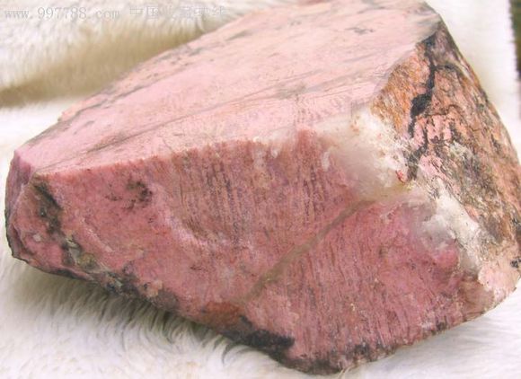  p>顽火辉石是 a href="#" data-lemmaid="4653749">斜方辉石 /a>族中