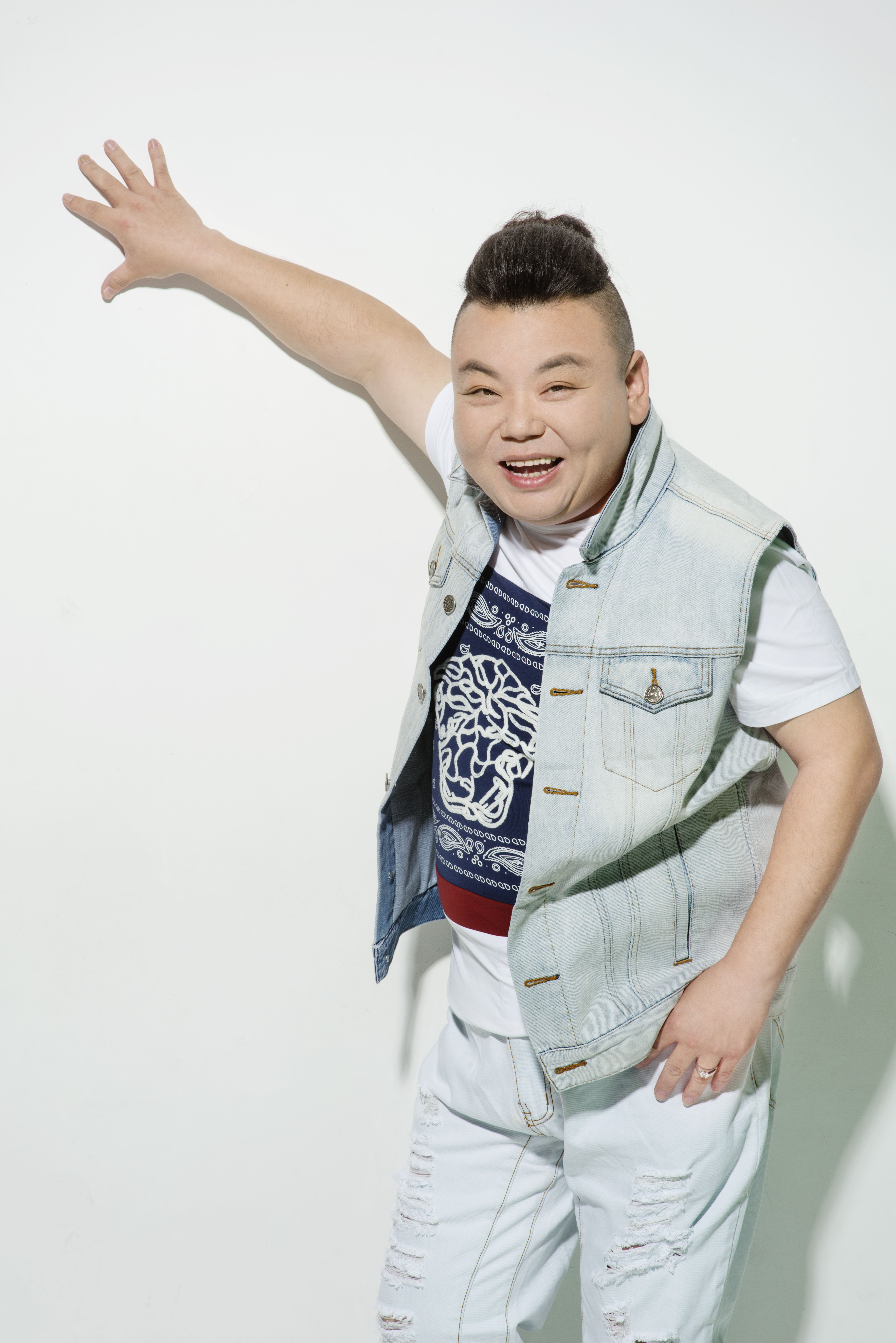 hwk76b0">刘刚,1976年5月2日出生,籍贯山东潍坊,中国内地知名主持人