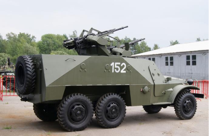 БТР-152轮式装甲人员输送车