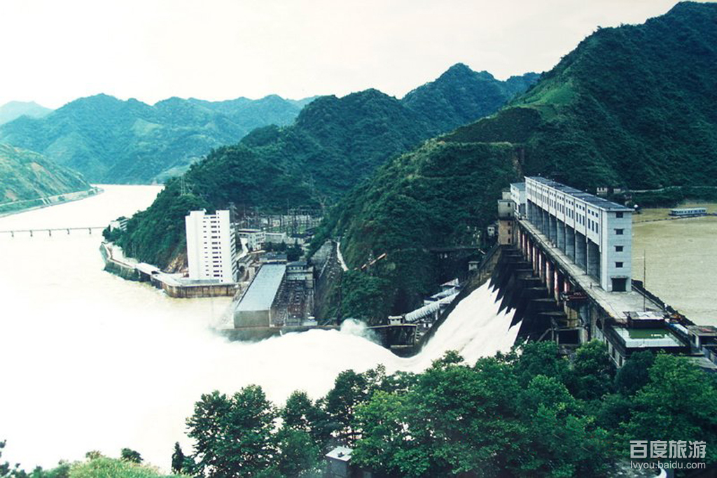  p>柘溪水库位于湖南省益阳市安化县资水中游,距县城15公里.