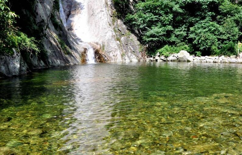  /a>龙潭风景区,位于满城县城北15公里处,景区自龙门湖东南侧蜿蜒向南