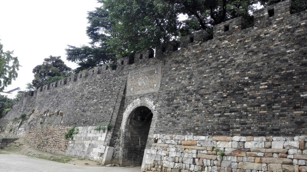  p data-id="gnwmb73t2j">胥门位于苏州城西万年桥南.