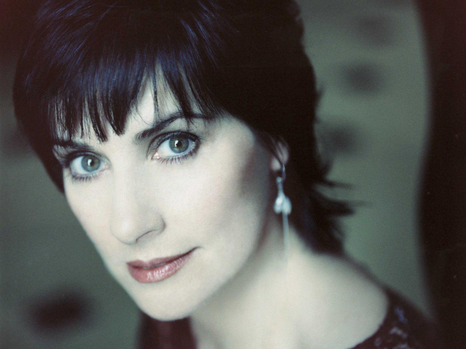 patricia ní bhraonáin,1961年出生于爱尔兰共和国多内加尔郡圭多尔