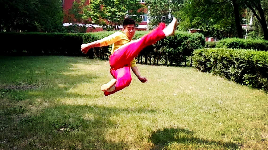  p>动作名称:单脚旋风踢 /p> p>动作类型:腿法 /p> p>动作前提:高质量