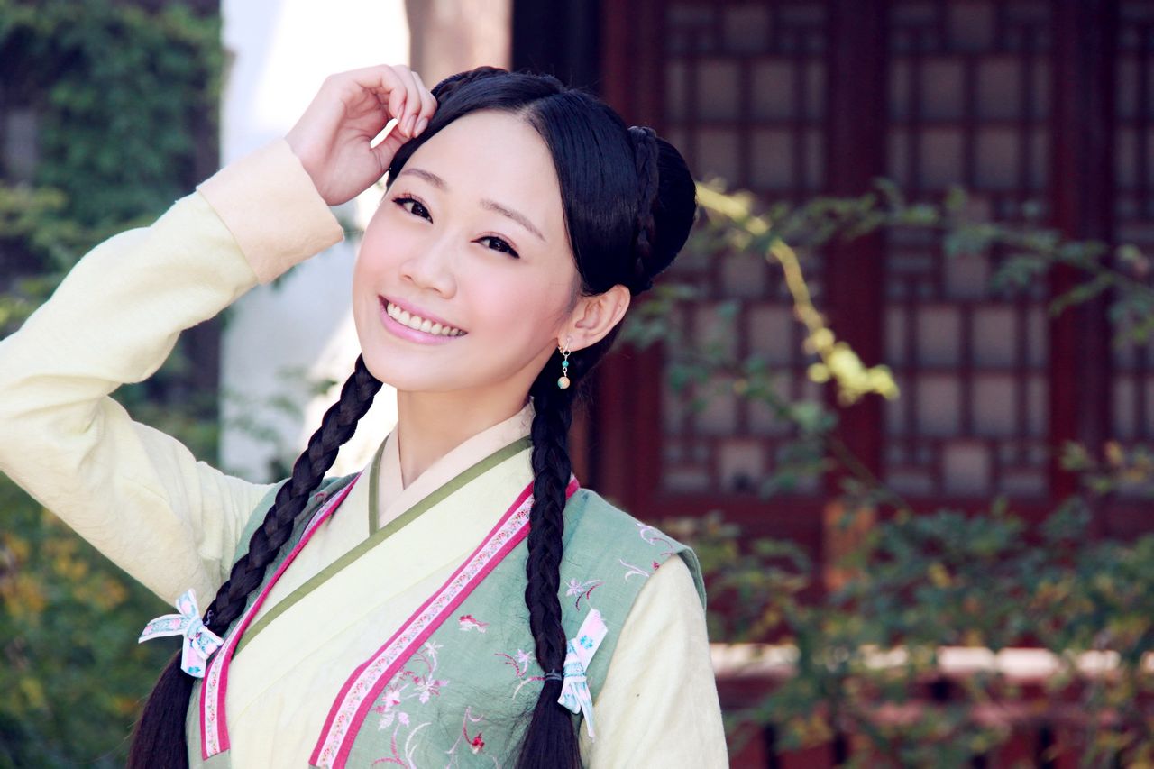  p>沈佳凝(danae),1995年3月10日出生于哈尔滨,中国女演员.