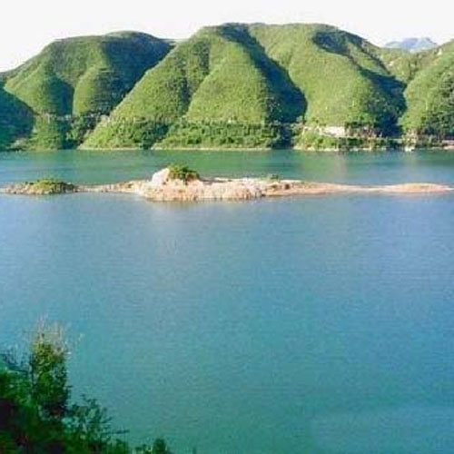  p>枫泽湖也叫大坳水库, 位于五府山盆地.五府山因五府山岗海拔1891.
