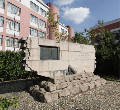  p>上海市泗塘第二中学创办于1996年秋季,是宝山区第一所为市政动迁而