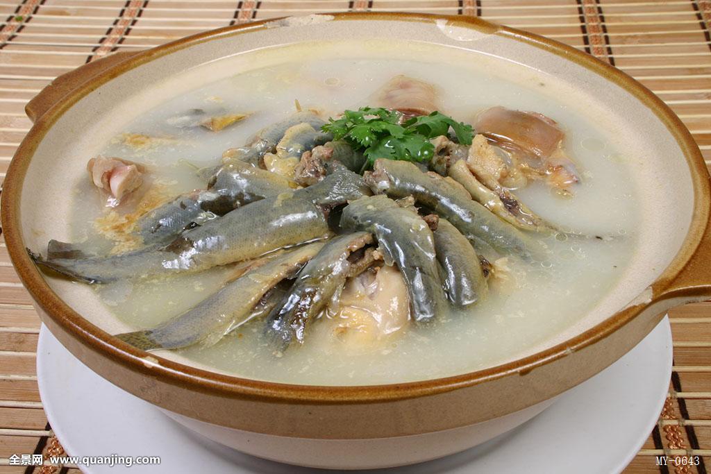 煮沸瓦煲里的清水,放入煎好的泥鳅,淮山,瘦肉和姜片,武火煮沸,转中