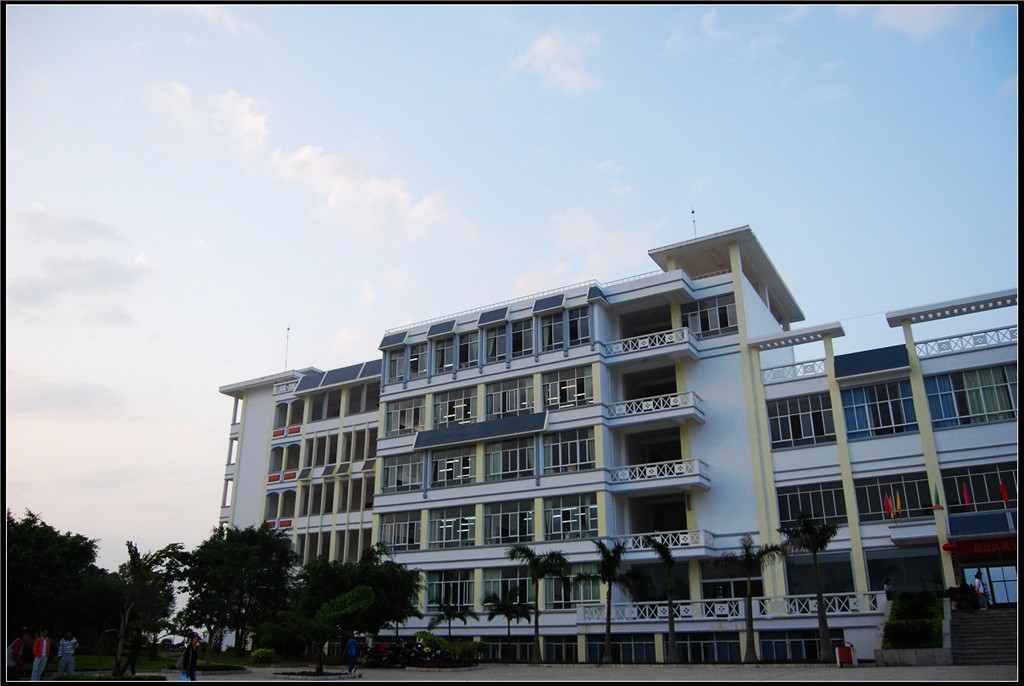  p>云南省红河县第一中学创办于1952年,学校位于 a target="_blank"