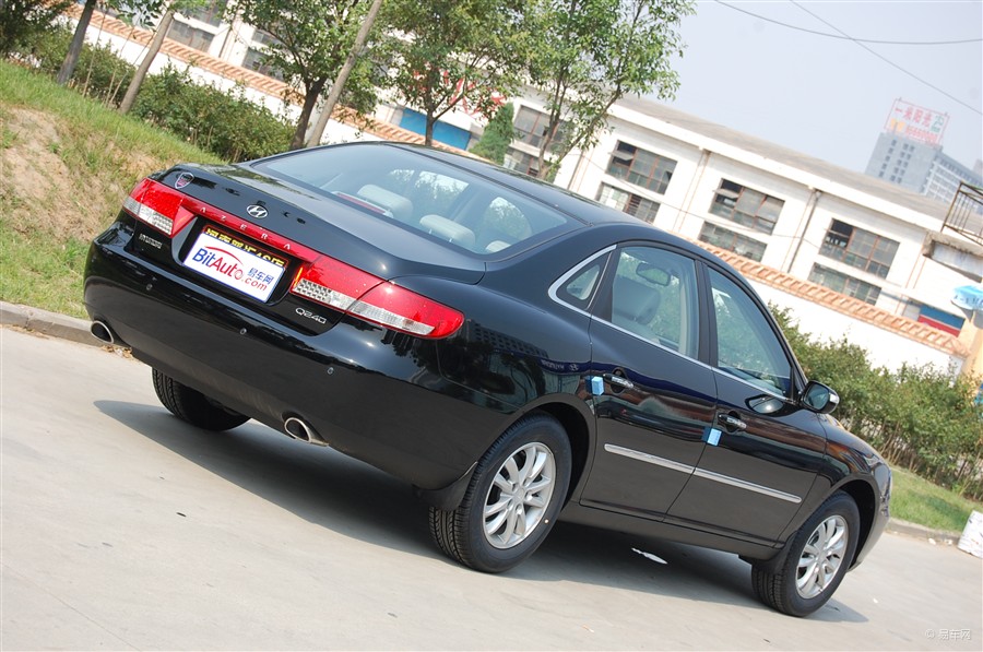  p>雅尊是韩国现代公司推出的前轮驱动模式高级轿车,从1986年开始生产