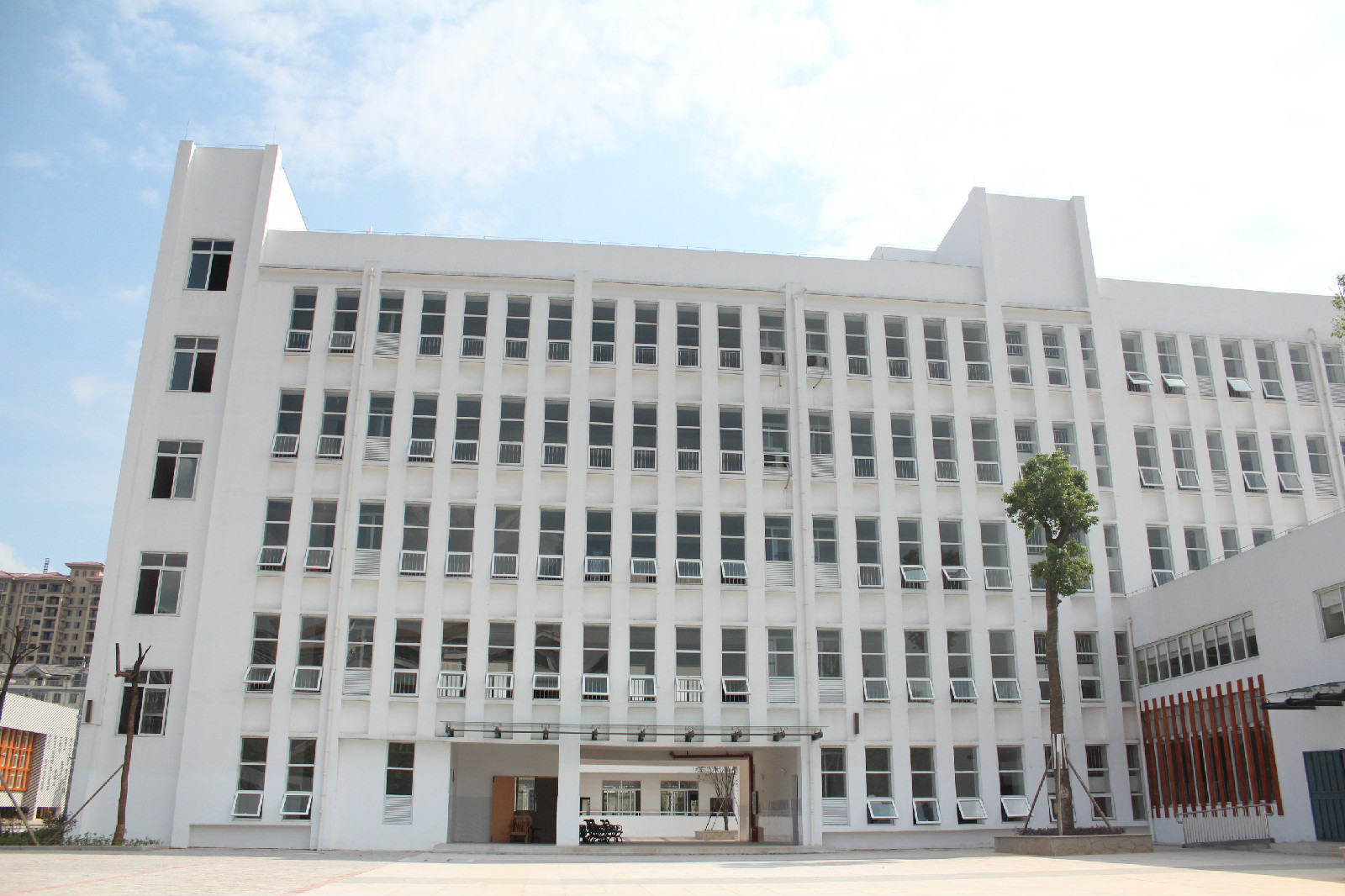  p>柳州市航鹰中学是柳州市目前最新,教学设施最完善的一所学校,也是