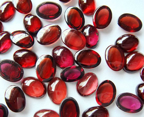  p>镁铝榴石是含镁铝的石榴子石,以其结构透明而用为宝石.