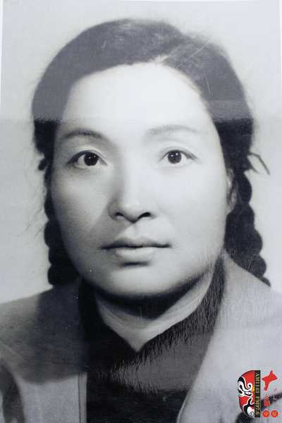  p data-id="gnbhjiysh0">苏兰芳,女,河南登封人,豫剧名老艺人,1923年