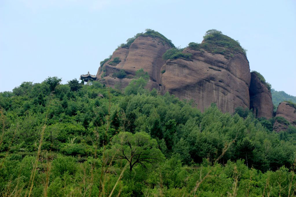  p>碧霞山是一个风景区,位于河北省滦平县城南9公里(长山峪镇西营村).