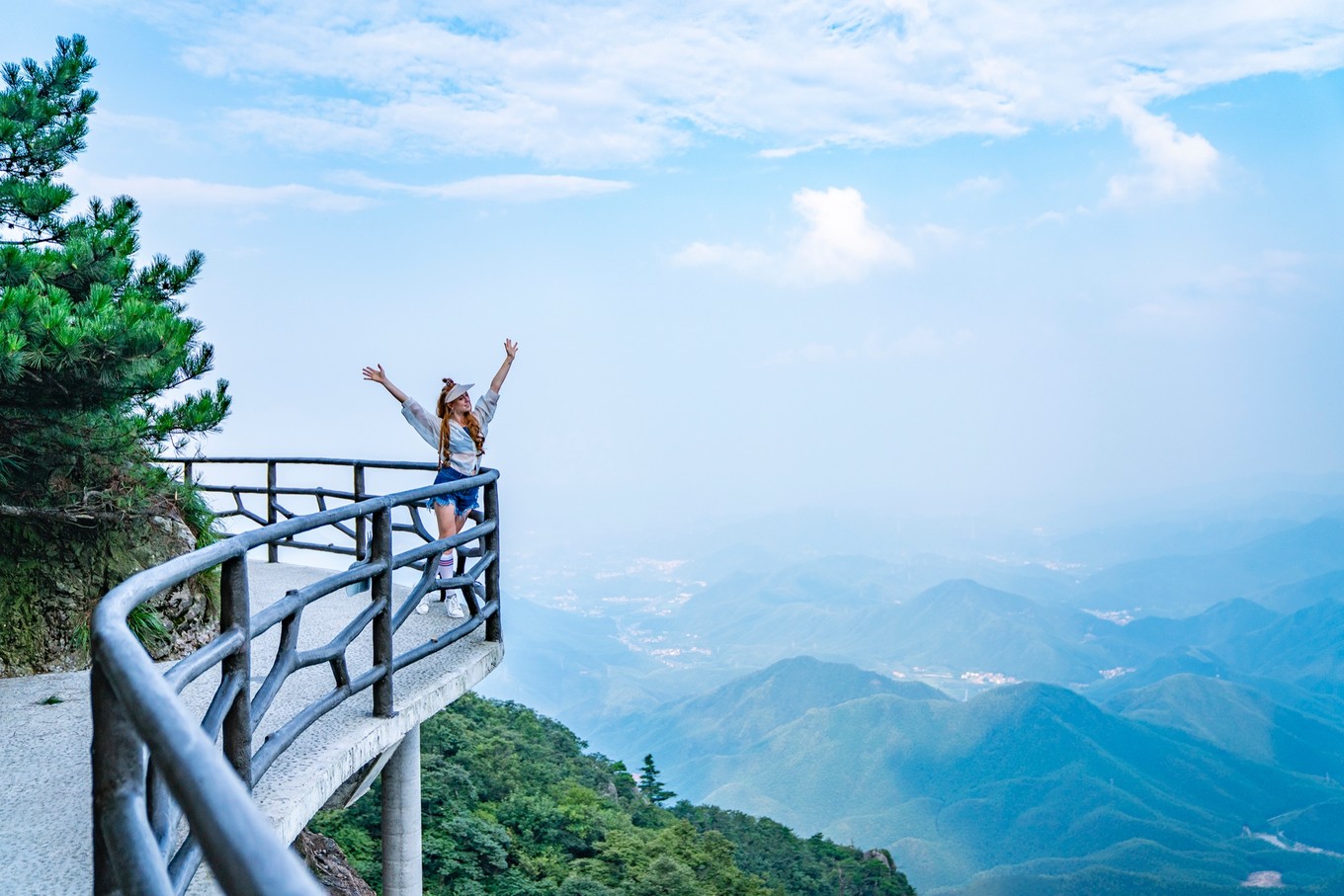云上草原,全称云上草原高山四季旅游度假区,位于安吉县山川乡境内
