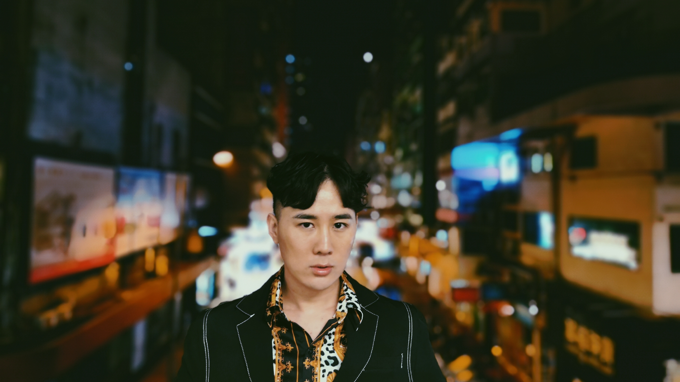  p>孔雀哥哥 原名刀阁李拉(李大勇)云南东川人,中国第一反串主播,综艺