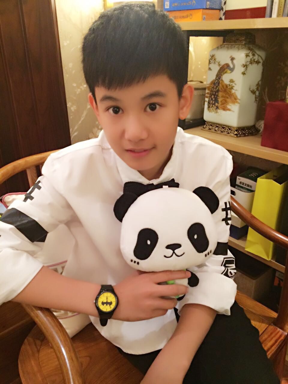  p>胡先煦,2000年8月17日出生于天津市,中国内地男演员,现就读于中央