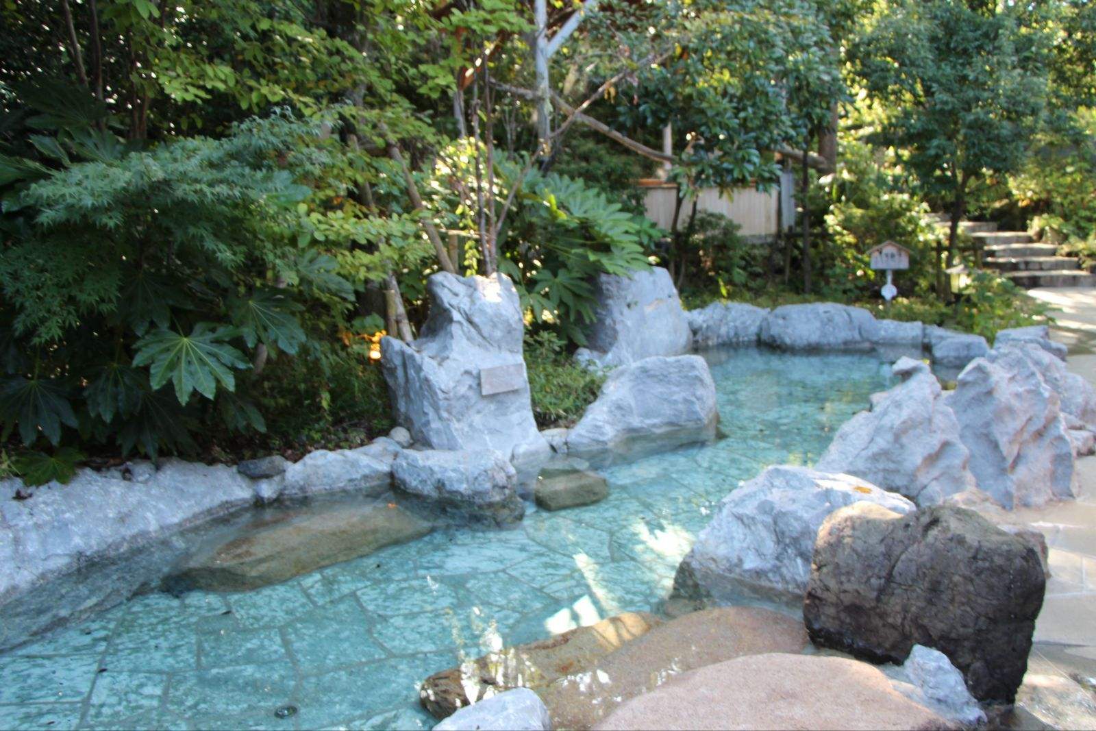  p>高原温泉位于宁蒗县永宁乡,当地俗称"热水塘".