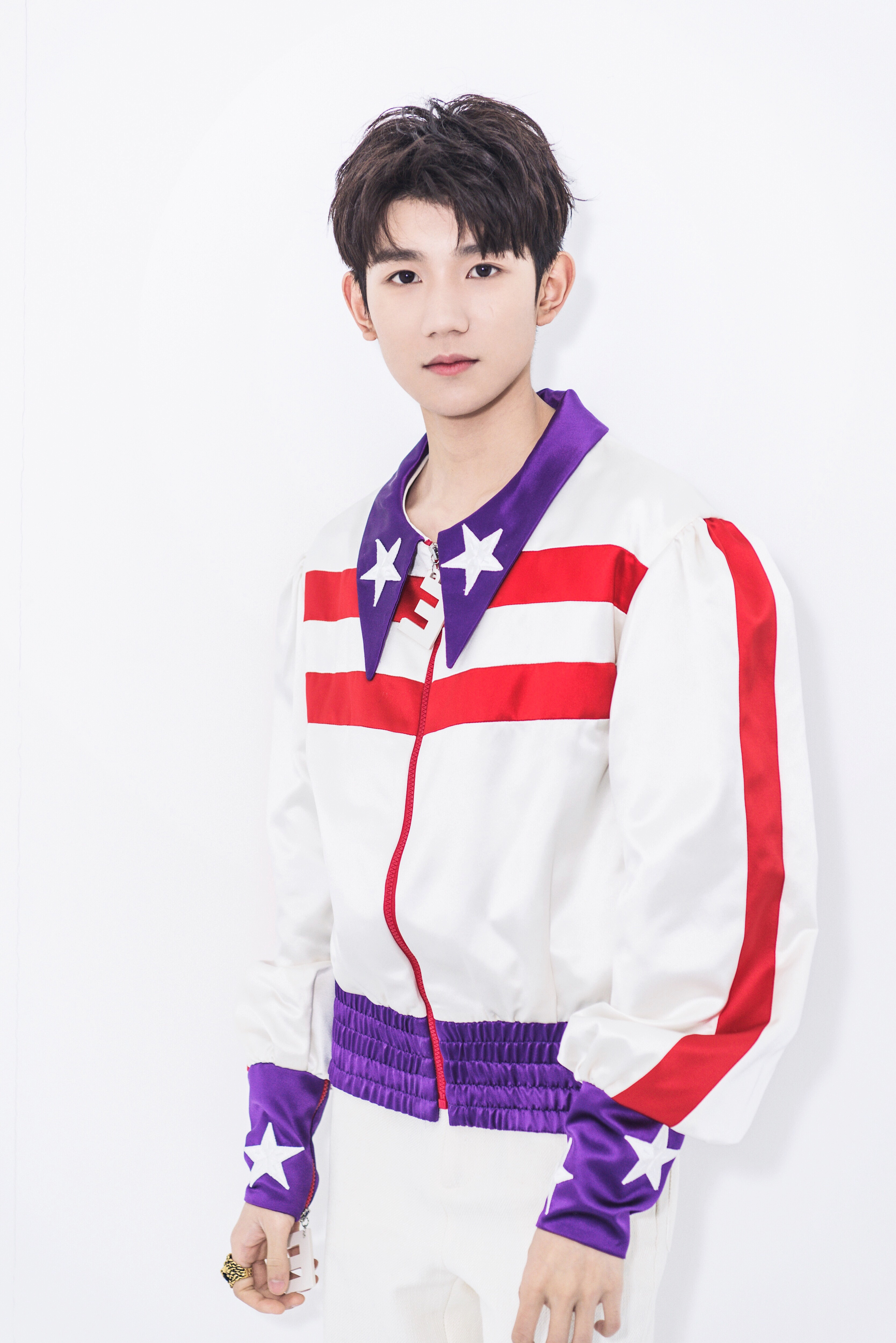  p>王源,2000年11月8日出生于重庆,中国内地男歌手,演员,主持人,作家