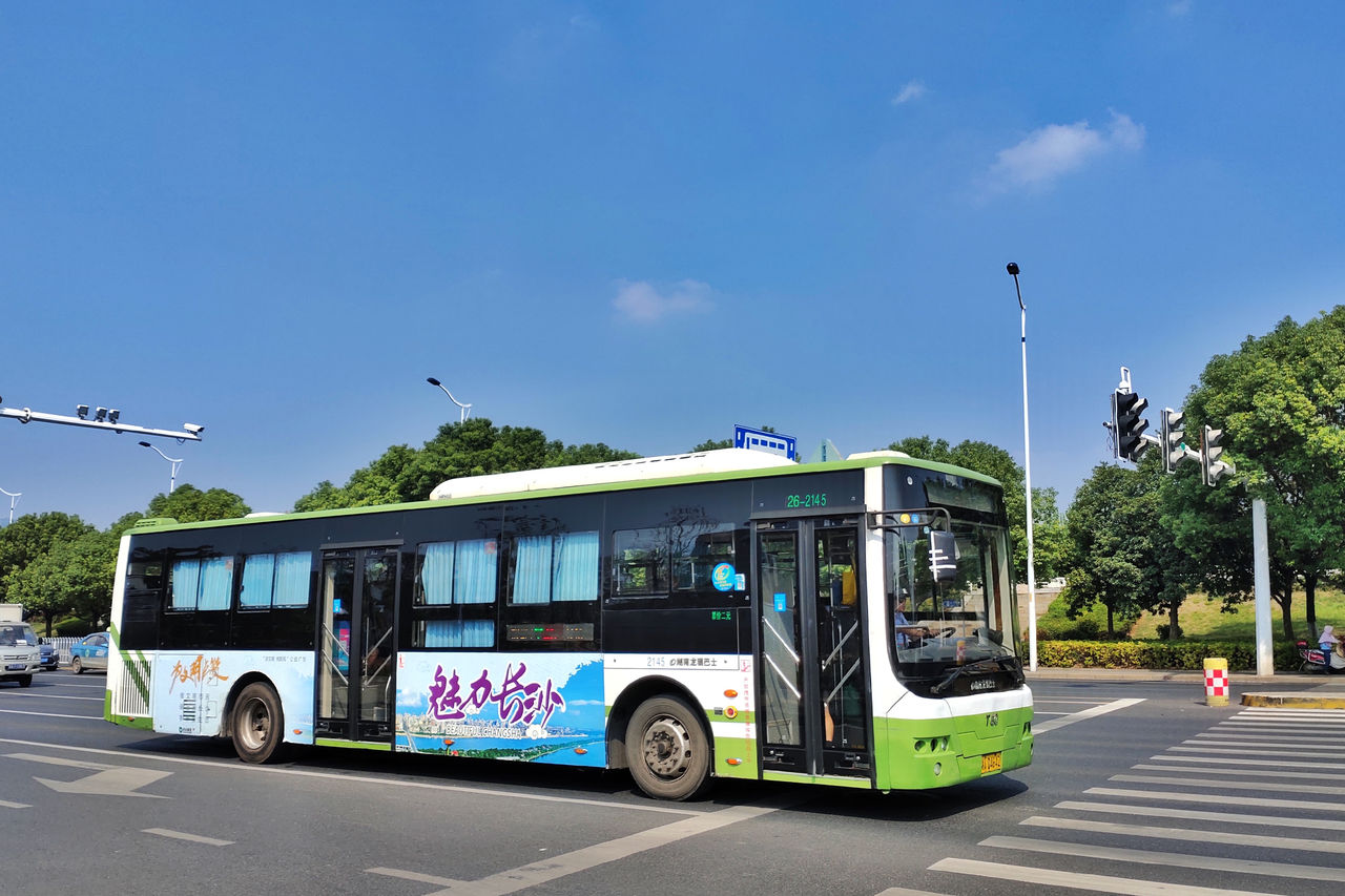  p>气电混合动力公交车,即以天然气作为发动机能源,配合电动机来共同