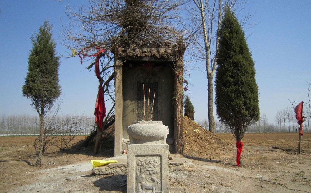  p>在昌邑围子镇董家隅庄北面,有一座孤坟,据说这座坟的主人叫董三千