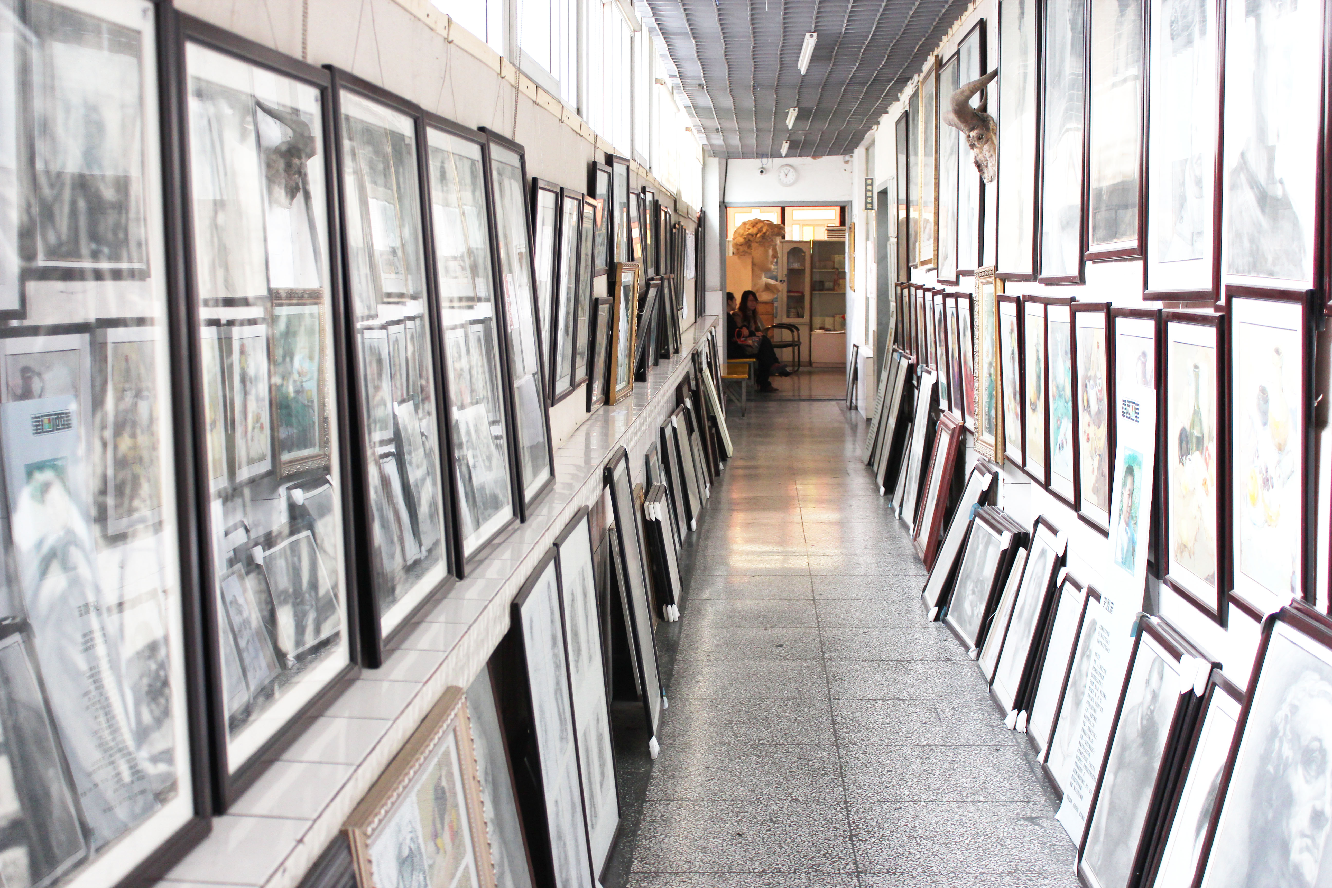 华西艺术培训中心,成立于2000年,是以中央美术学院油画专业毕业的