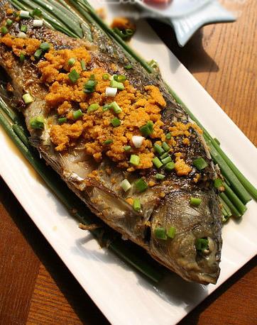  p data-id="gnfdgqa4kc">将鲫鱼处理干净,用少量的料酒和盐抹在鱼