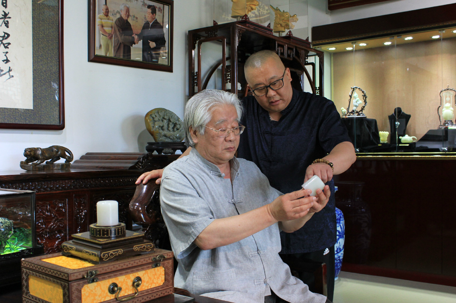 于民,故宫百工造办秉承皇家以玉载史传统,诚邀国家顶级玉雕大师袁广如