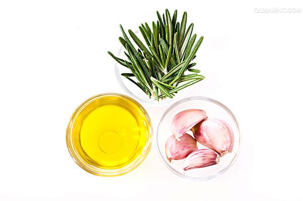  p>大蒜(英文名称garlic;拉丁名称 i>allium  sativum  l.