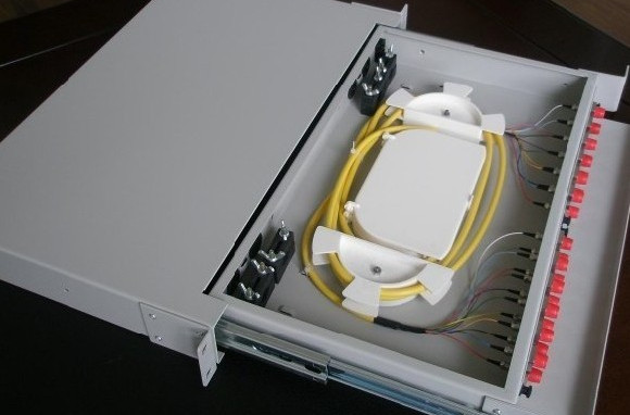  p>光纤终端盒是一条光缆的终接头,他的一头是光缆,另一头是尾纤,相当