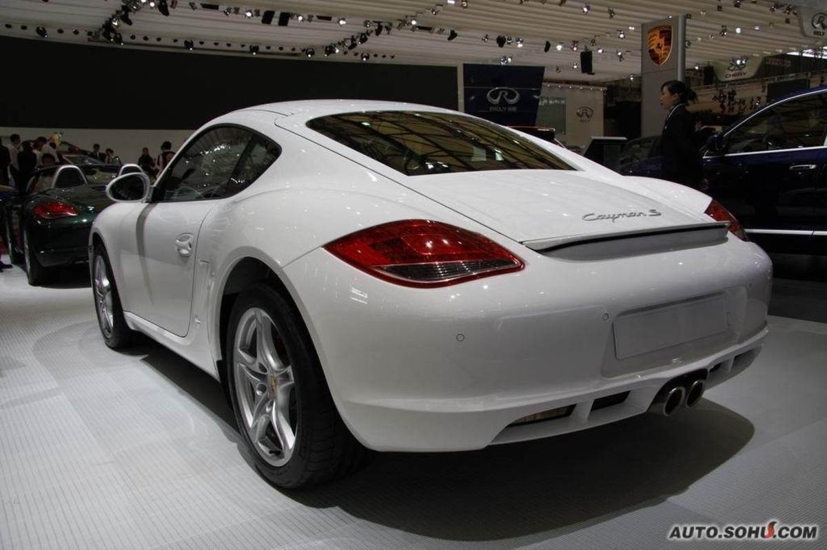  p>保时捷cayman是一款中置引擎后轮驱动的双座两门跑车,是继911