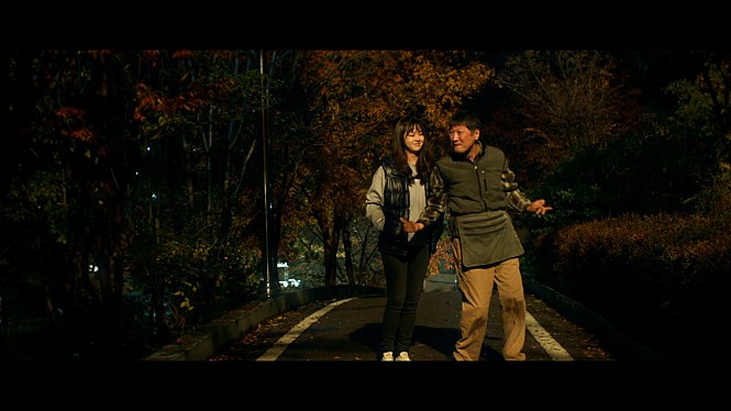  p>《蚯蚓》是于2017年4月20日在韩国拍摄发行的校园犯罪片,由尹学烈